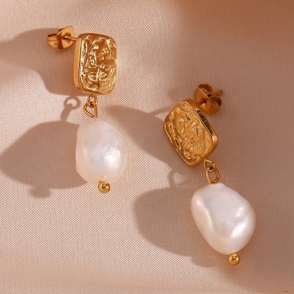 Vintage Square Hammered Texture Fresh Water Pearl 18K Gold Plated Earrings - Picture 4 of 8